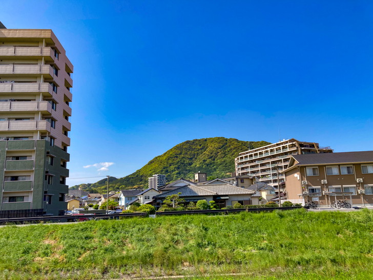 【宗像市】「釣川」沿いの遊歩道を散歩。抜群の解放感に涙した。 住宅地の奥の山もまた美しい