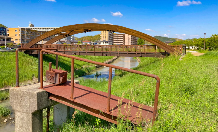 【宗像市】「神興橋」。のどかな川にかかるウッド調の不思議な橋 少し離れたところからの神興橋