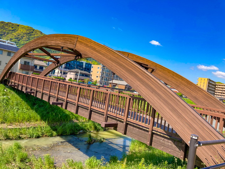 【宗像市】「神興橋」。のどかな川にかかるウッド調の不思議な橋 アーチ型のトラス橋