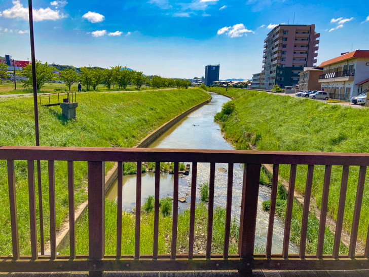 【宗像市】「神興橋」。のどかな川にかかるウッド調の不思議な橋 南西側の風景