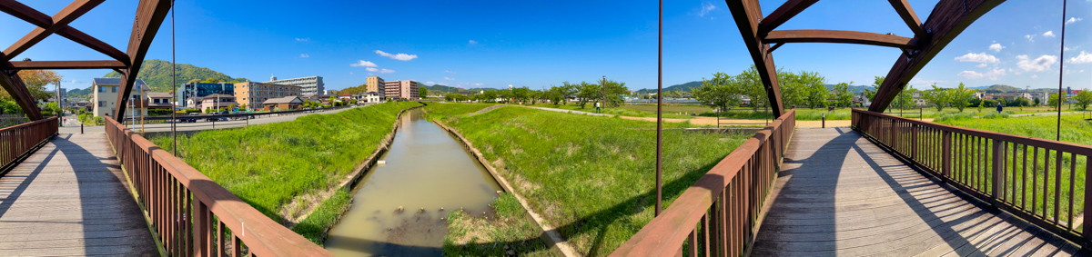 【宗像市】「神興橋」。のどかな川にかかるウッド調の不思議な橋 パノラマ写真