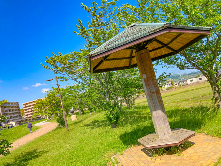 【宗像市】「釣川」沿いの遊歩道を散歩。抜群の解放感に涙した。 屋根付きのベンチ