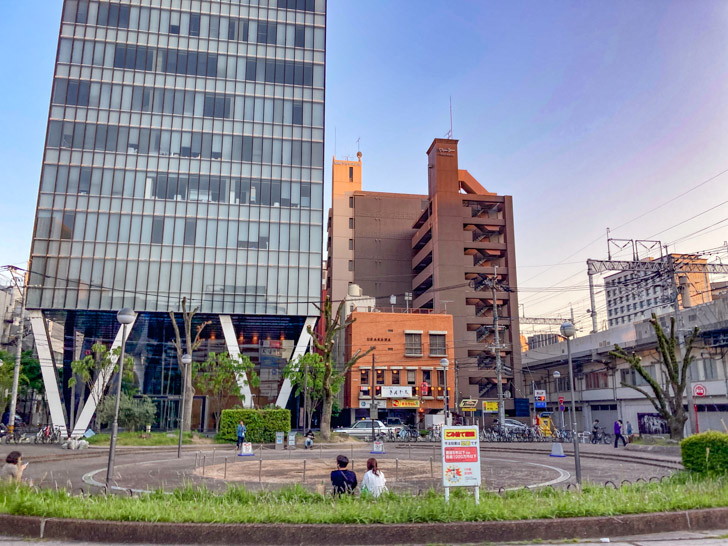 【博多区】「音羽公園」博多駅そばの憩いの場 サークル状の広場。奥は喫煙所