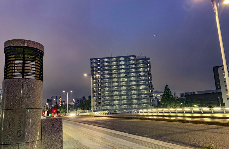 【博多区須崎町】夕方の「須崎橋」が溜め息出る程心地良かった 須崎橋と高層マンション。あのマンション高層階からの景色が見てみたい