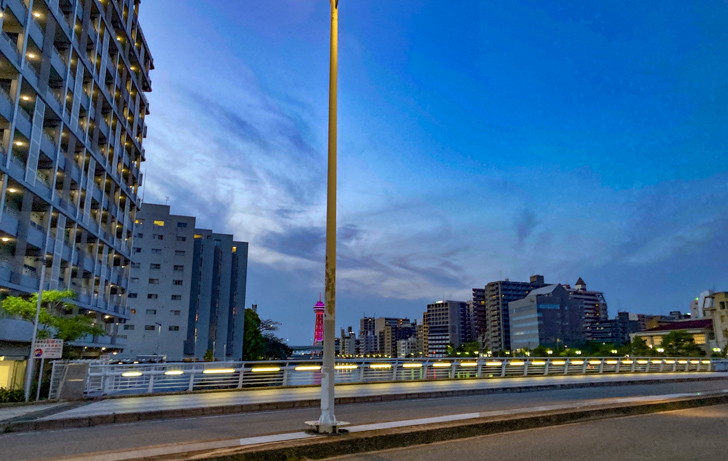 【博多区須崎町】夕方の「須崎橋」が溜め息出る程心地良かった 奥に見えるのは「博多ポートタワー」