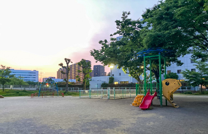 【南区大楠】「天代公園」開放的な景色を楽しめる小ぶりな公園 遊具は「ブランコ」「砂場」「小さなすべり台」
