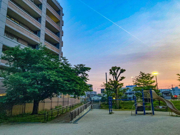 【南区大楠】「天代公園」開放的な景色を楽しめる小ぶりな公園 那珂川へ続く道にはスロープもある
