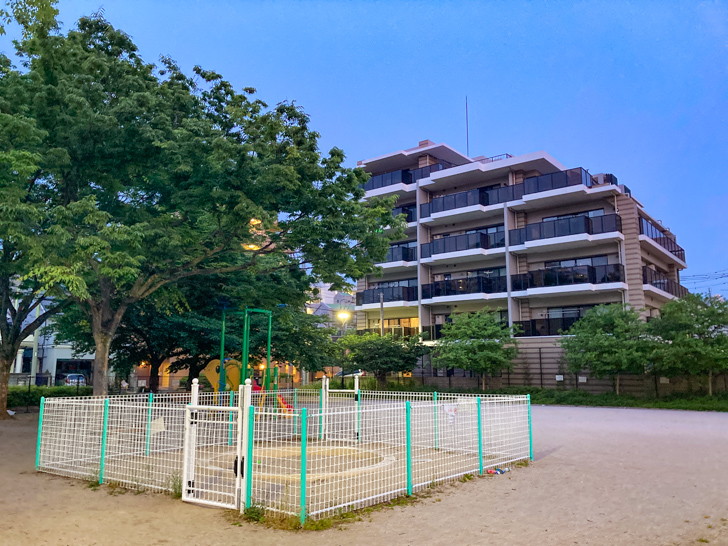 【南区大楠】「天代公園」開放的な景色を楽しめる小ぶりな公園 砂場とマンション