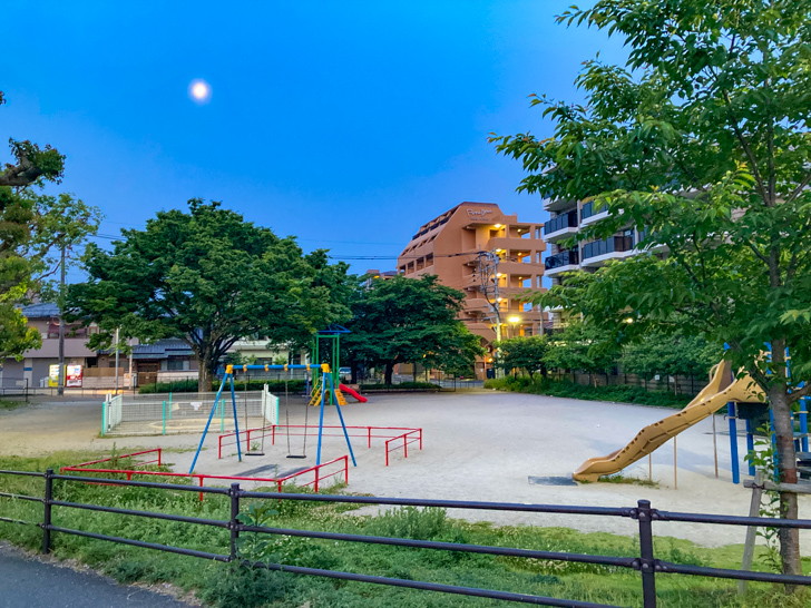 【南区大楠】「天代公園」開放的な景色を楽しめる小ぶりな公園 少し離れて撮影。右側のすべり台が前述の「少し大きめの滑り台」