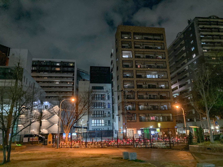 【博多】「人参公園」を散歩。マンションに囲まれた閉鎖的な憩いの場 駐輪場。ビル（マンション）が所狭しと並んでいる