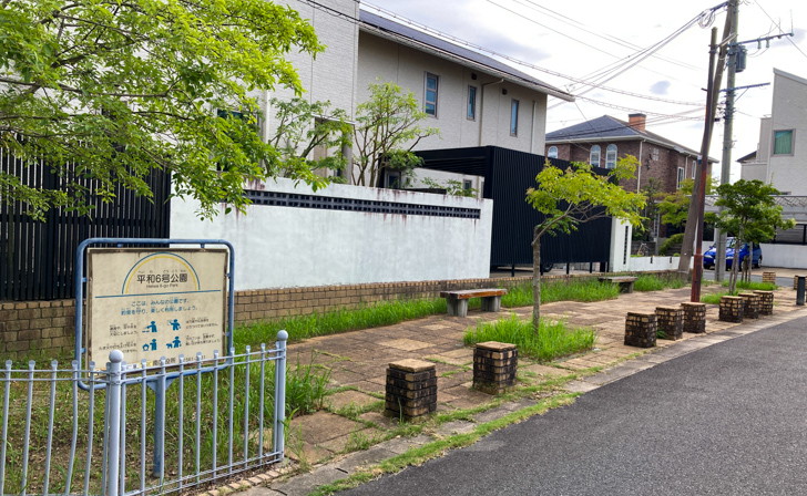 「平和1丁目」丘上の住宅街を散策（平和6～7号公園）。抜群の景色 平和6号公園。公園と言ってもベンチが少しあるのみ