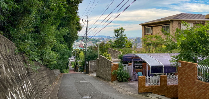 「平和1丁目」丘上の住宅街を散策（平和6～7号公園）。抜群の景色 「平和東緑地」横の急な坂