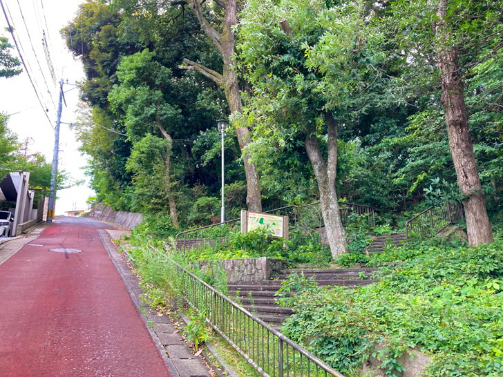 「平和1丁目」丘上の住宅街を散策（平和6～7号公園）。抜群の景色 「平和東緑地」への入り口