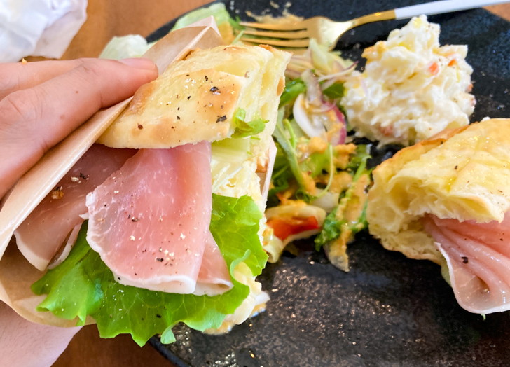 【平尾ランチ】「HIRAO de CAFE」高台の景色と絶品パニーニ！ こういう感じで包みながら食べます