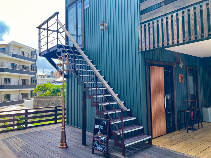 【平尾ランチ】「HIRAO de CAFE」高台の景色と絶品パニーニ！ 外観（階段の上、2階のお店です）