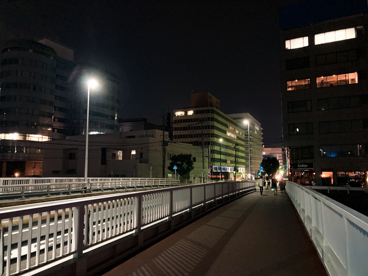 【博多区駅東】深夜の「比恵新橋」で感じる秋の夜風 橋の上の歩道は広い