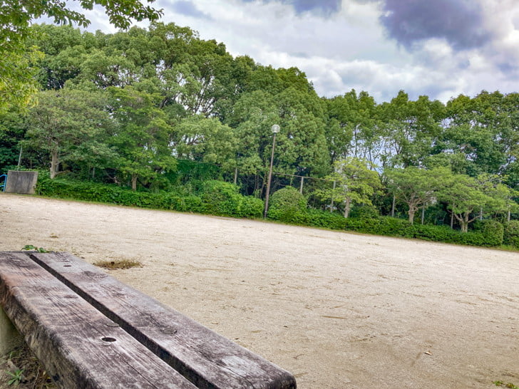 【中央区平尾】「平尾山荘公園」周辺の緑地を探検してきた 「グラウンド」と「レトロなベンチ」のみ