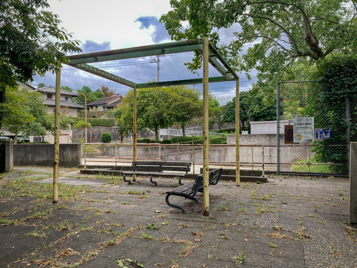 【中央区平尾】「平尾山荘公園」周辺の緑地を探検してきた 古いベンチ