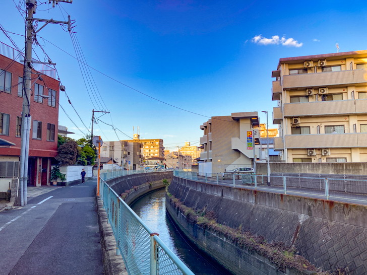 「大楠1丁目」を通る水路に沿って散歩。【扇橋・宮田橋】 交差点「日吉橋南」そば