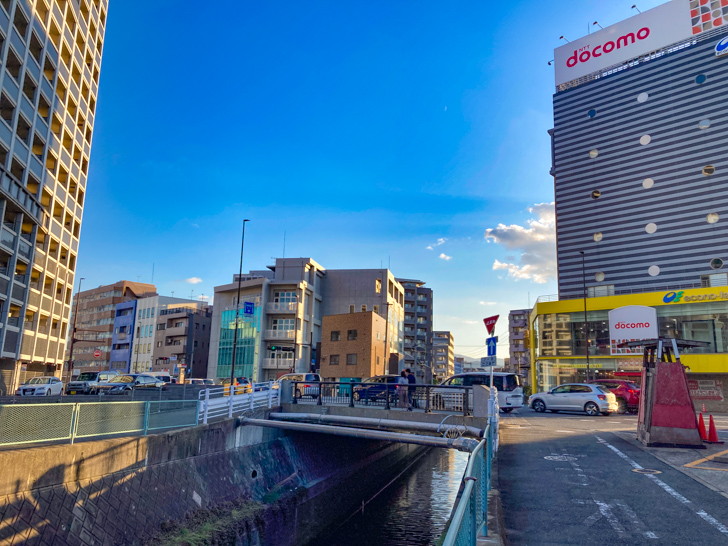 「大楠1丁目」を通る水路に沿って散歩。【扇橋・宮田橋】 日赤通り。docomoの看板が目立つ。