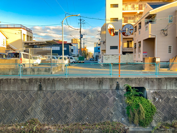 「大楠1丁目」を通る水路に沿って散歩。【扇橋・宮田橋】 対岸「清水1丁目」