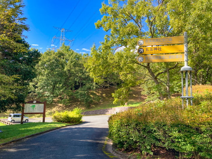 【朝倉郡】「夜須高原 展望広場」を散歩。森の中にある、少し廃墟っぽい展望台 駐車スペース