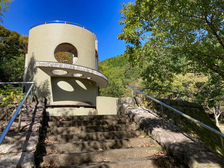 【朝倉郡】「夜須高原 展望広場」を散歩。森の中にある、少し廃墟っぽい展望台 展望台