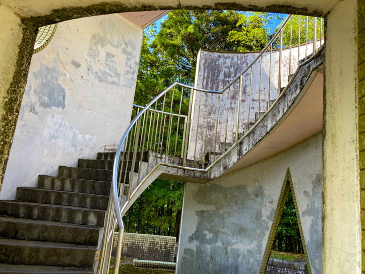 【朝倉郡】「夜須高原 展望広場」を散歩。森の中にある、少し廃墟っぽい展望台 階段