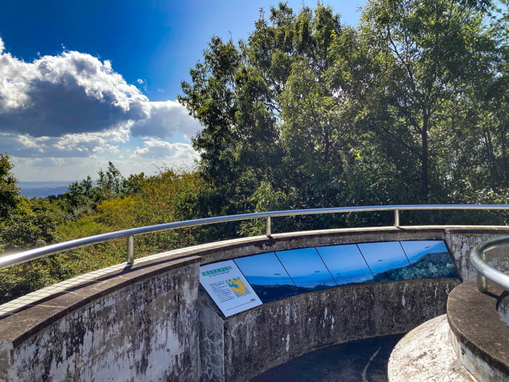 【朝倉郡】「夜須高原 展望広場」を散歩。森の中にある、少し廃墟っぽい展望台 展望台の頂上