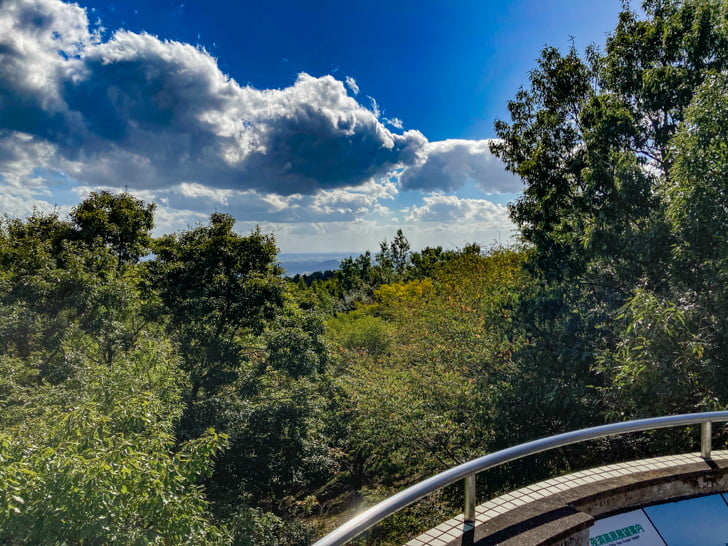 【朝倉郡】「夜須高原 展望広場」を散歩。森の中にある、少し廃墟っぽい展望台 眺望はこんな感じ