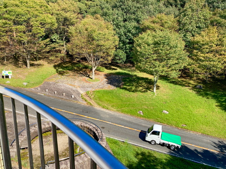 【朝倉郡】「夜須高原 展望広場」を散歩。森の中にある、少し廃墟っぽい展望台 逆に真下の道路側を見下ろすのが楽しかった