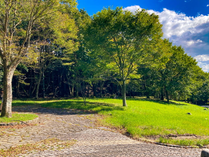 【朝倉郡】「夜須高原 展望広場」を散歩。森の中にある、少し廃墟っぽい展望台 反対側の広場