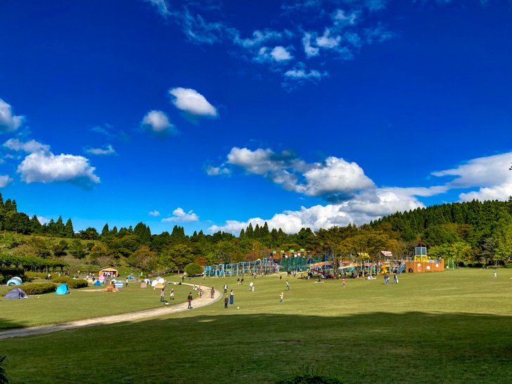 【朝倉郡】「夜須高原記念の森」森の中にある巨大公園 メインの広場に戻ってきた。青空が青い。