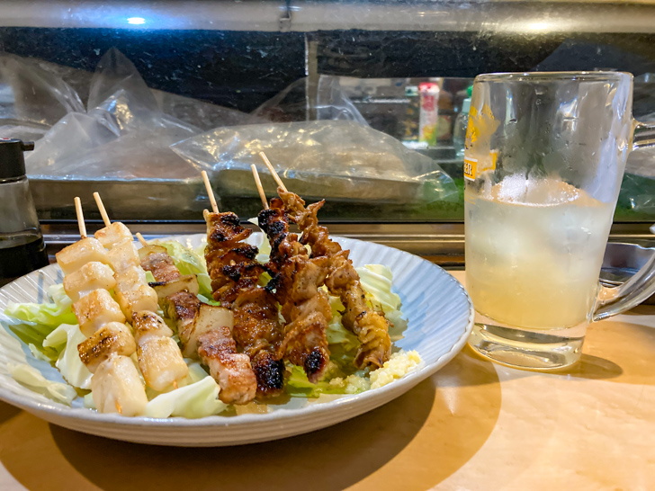 【南区野間】「かぼす亭」絶品焼き鳥と“かぼすジュース”を堪能！ 続々と焼鳥が到着