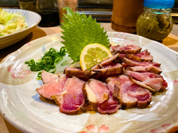 【南区野間】「かぼす亭」絶品焼き鳥と“かぼすジュース”を堪能！ 鶏ももタタキ
