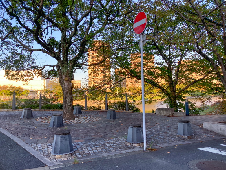 【清水２丁目 part1】「みのしまぜき」そば、絶妙な休憩スポットを見つけた 孤立した椅子が何個かある