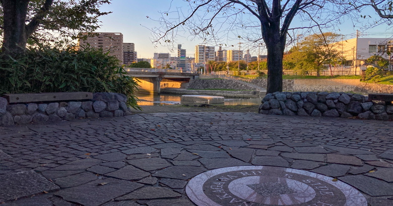 【清水2丁目 part3】もはやジャングル？那珂川沿い、夕方の散歩道。 NAKAGAWA RIVER SIDE のロゴがかっこいい