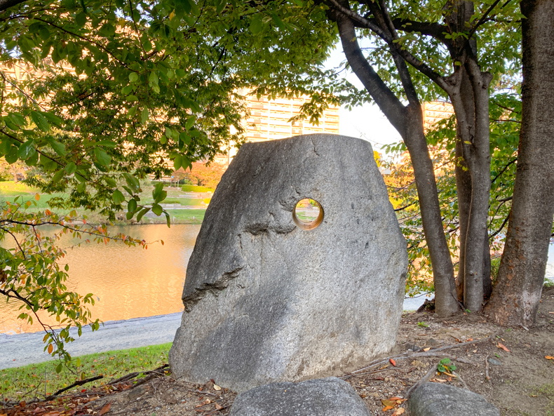 【清水2丁目 part4】那珂川沿いにある、謎のくり抜かれた石 筒状の穴が空いた石