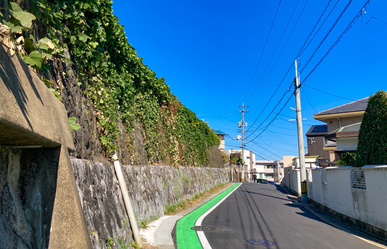 【高宮4丁目】深い緑に癒やされる。高台の住宅街を散歩 塀に沿った道をしばらく歩く
