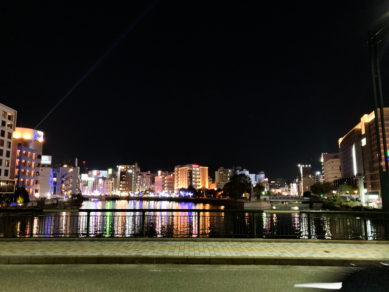 【春吉２丁目】「灘の川橋」から見る、美しい夜の歓楽街 ラブホの灯りが心地良い