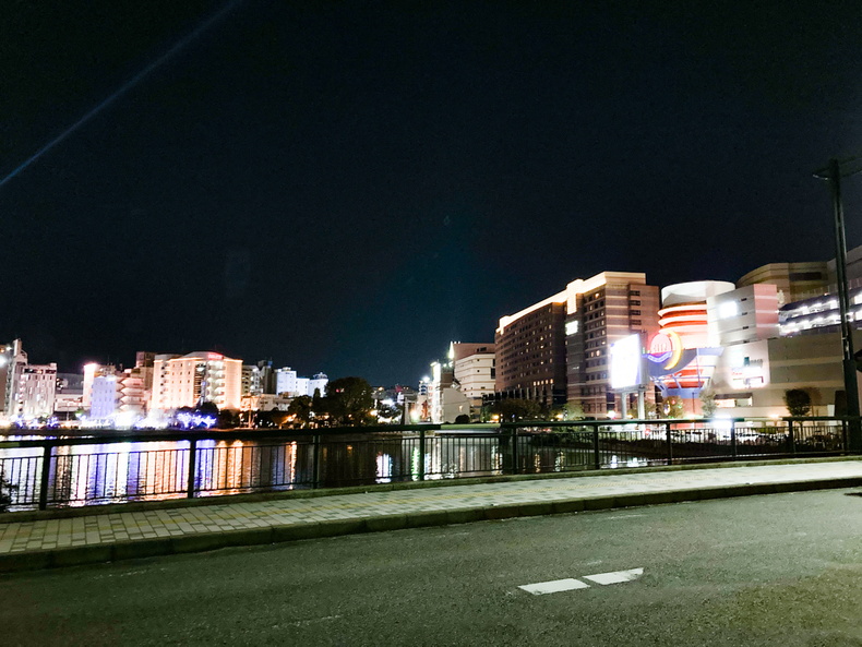 【春吉２丁目】「灘の川橋」から見る、美しい夜の歓楽街 キャナルシティのテーマパークっぽさもGood