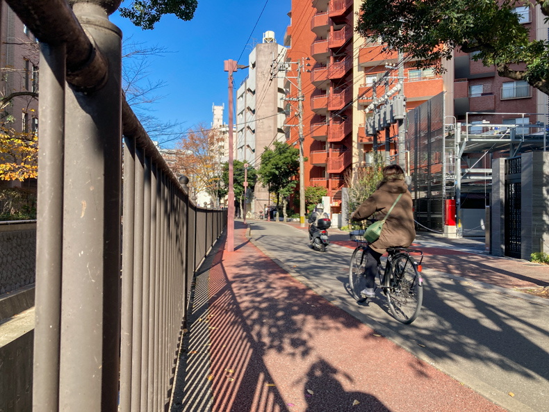 【南区野間】「野間コミュニティ道路」ちょっと可愛い静かな脇道 そういえば「赤」が多い