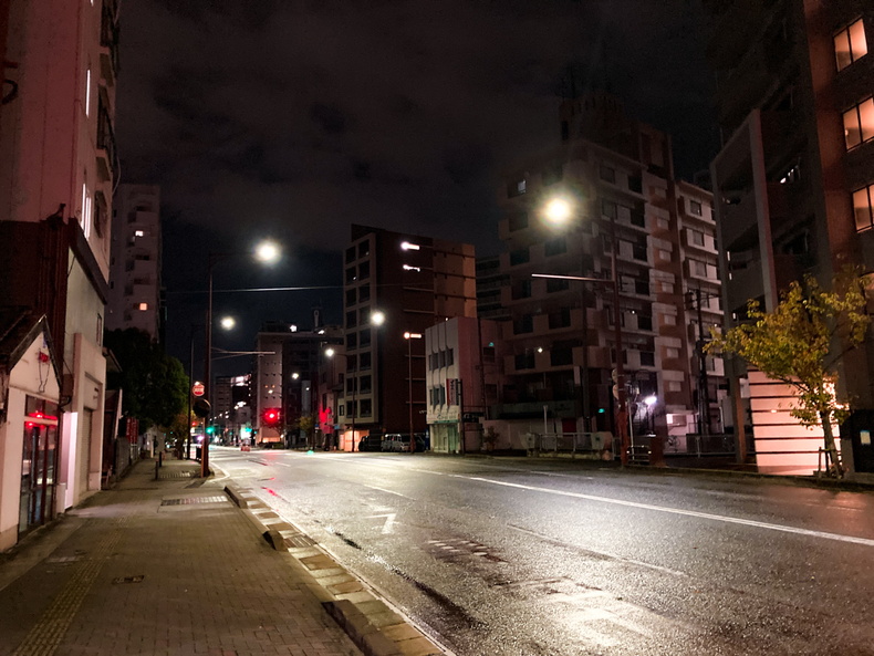 【南区野間】「野間緑地」小さいレンガ調の休憩スポット 雨の夜の大池通り