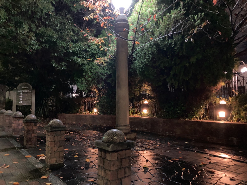 【南区野間】「野間緑地」小さいレンガ調の休憩スポット 雨上がりの反射がまたイギリスっぽい