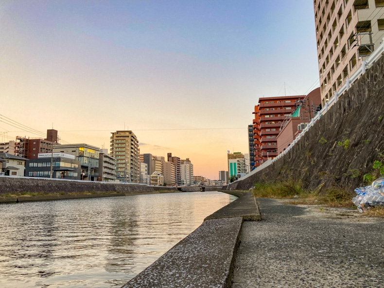 【博多駅東1丁目】博多駅前13号線、御笠川、河川敷 反対側。