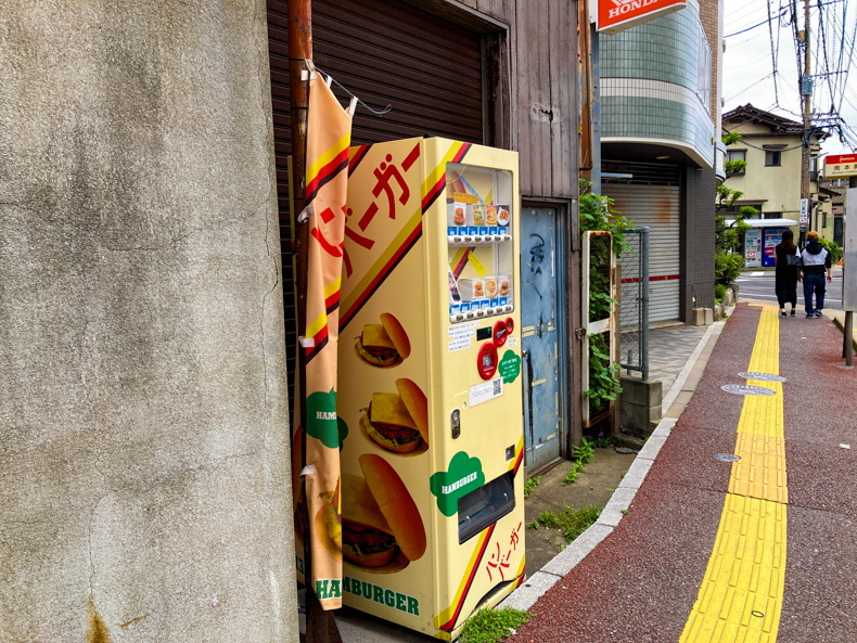 ハンバーガーの自販機：レトロなイラストが良い感じ