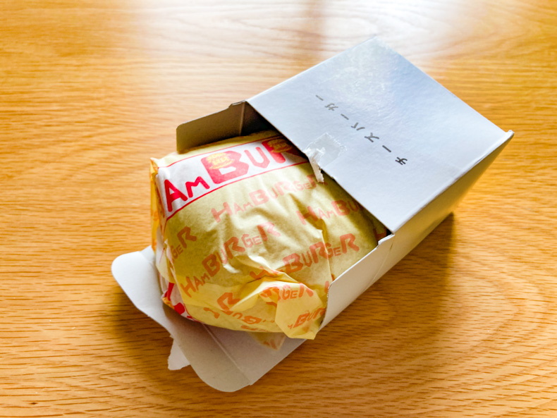 【雑餉隈・南本町】昔懐かしいあの「ハンバーガー」の自販機 中には包装されたチーズバーガー