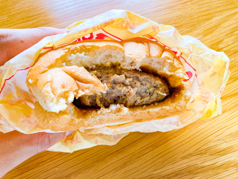 【雑餉隈・南本町】昔懐かしいあの「ハンバーガー」の自販機 意外とハンバーグが分厚い