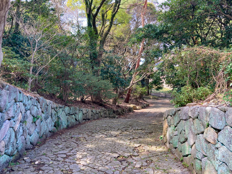【中央区平尾】「浄水緑地」住宅街にある避暑スポット 石畳の壁に挟まれた遊歩道