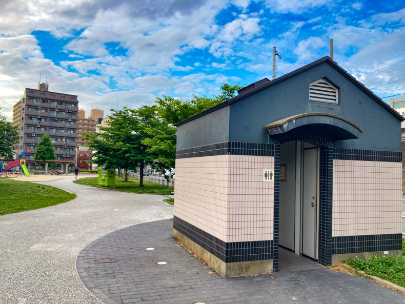 【博多駅前4丁目】「東領公園」を散策 公衆トイレ